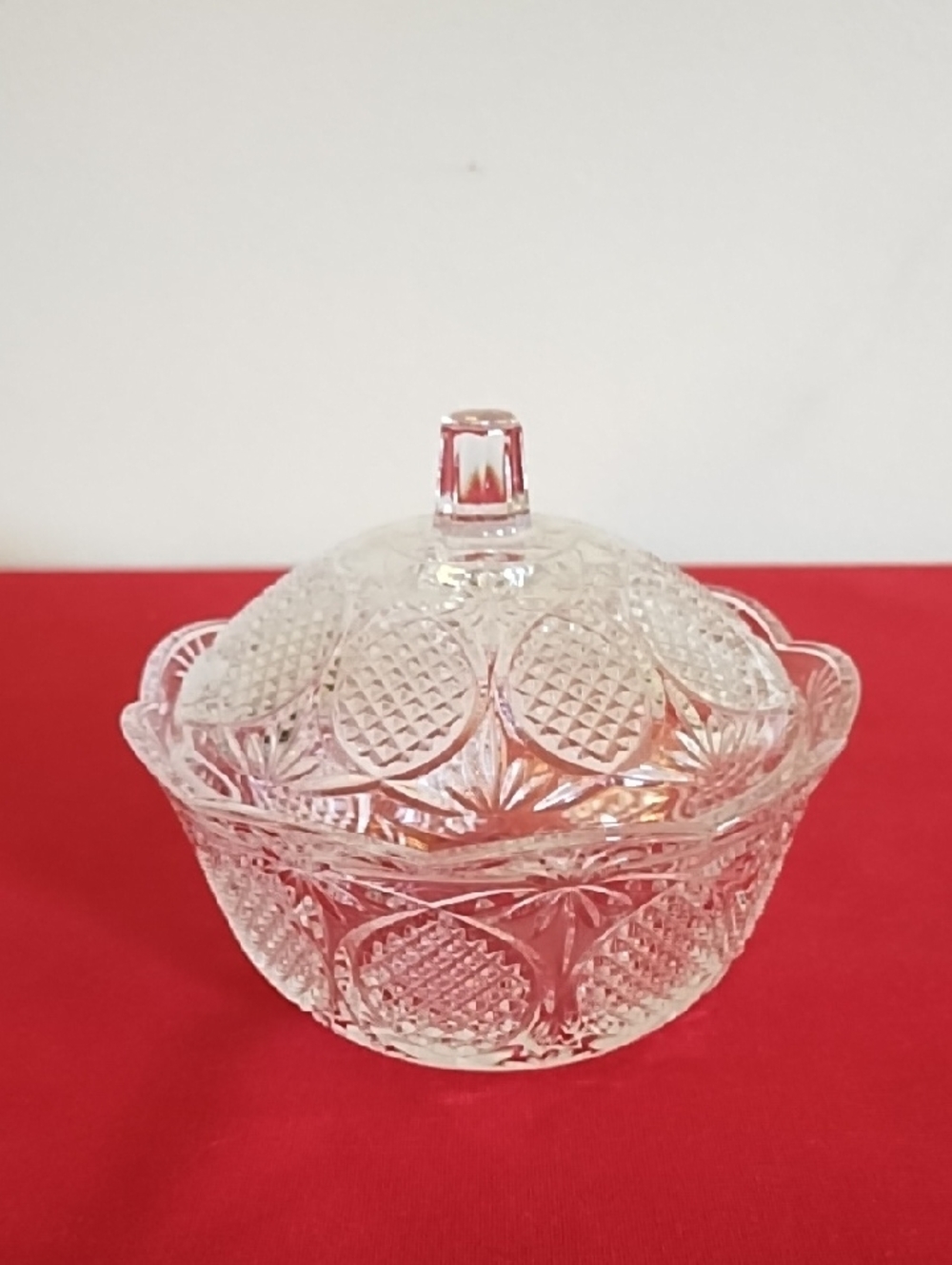 DORICO RCR 24% LEAD CRYSTAL SCALLOPED EDGE BOWL WITH LID.